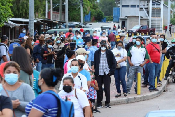 Las imágenes que dejó el primer día del 'Vacunatón' a mayores de 30 años en la capital