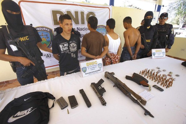 Con armas de grueso calibre capturan cuatro pandilleros