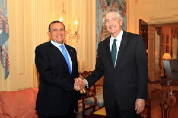 Presidente de Honduras recibe en Washington premio por liderazgo