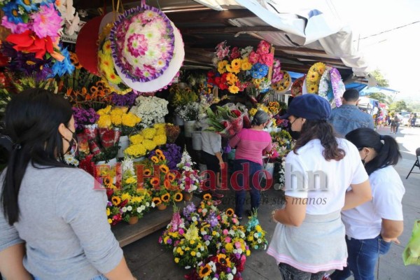 Así coronaron los capitalinos a sus difuntos este fin de semana (FOTOS)