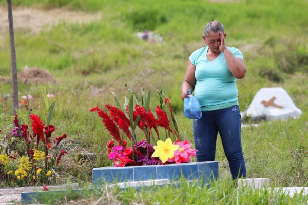 Masiva afluencia de dolientes en camposantos de la capital