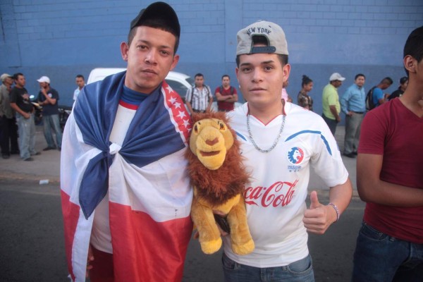 Largas filas a las afueras del Nacional