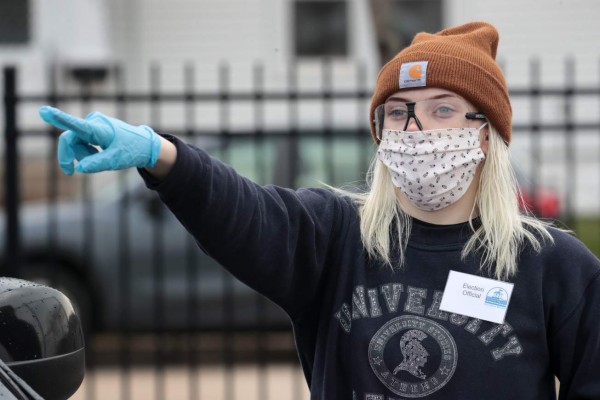 Con mascarrillas y distancia, Wisconsin va a elecciones pese al Covid-19