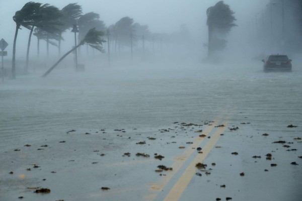 Huracán Irma descarga su furia y deja tres muertos en Florida