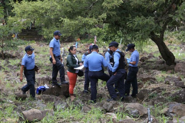 Entre las tumbas hallan cuerpo de joven en cementerio Divino Paraíso