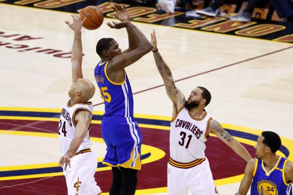 LeBron y Cavs cortan la postemporada perfecta de Warriors