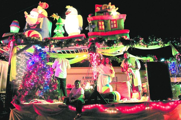 Las luces multicolores así como los adornos relacionados con la Navidad se podían apreciar en las más de siete carrozas (Foto: El Heraldo Honduras/ Noticias de Honduras)