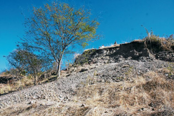 Piden evacuar a quienes habitan cerca de hundimientos