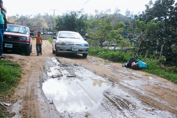 Calles de tierra urgen ser reparadas
