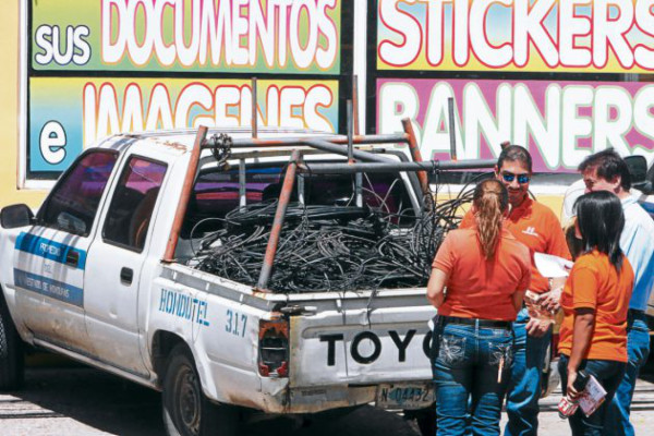 Desenredarán nudos ciegos de cables en cuatro bulevares de Tegucigalpa