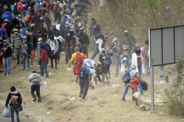 Empujones, golpes y gas lacrimógeno: Así fue la represión a la caravana migrante en Guatemala