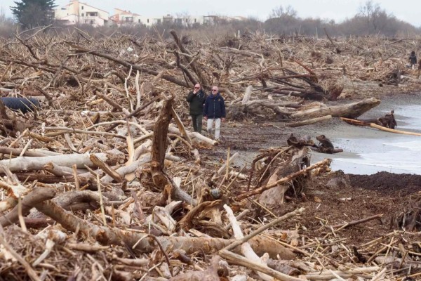 Sube a 13 cifra de muertos por paso de tormenta Gloria en España (FOTOS)