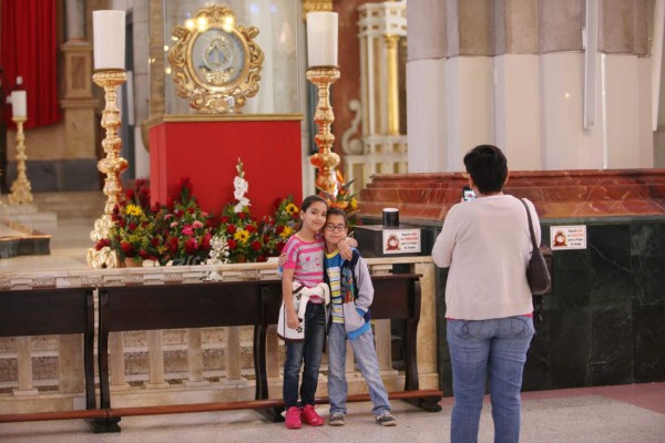En exposición delicadas prendas para su majestad