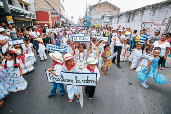Preescolares llenan de patriotismo la capital