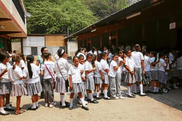 Fiesta cívica y democrática en centros educativos capitalinos