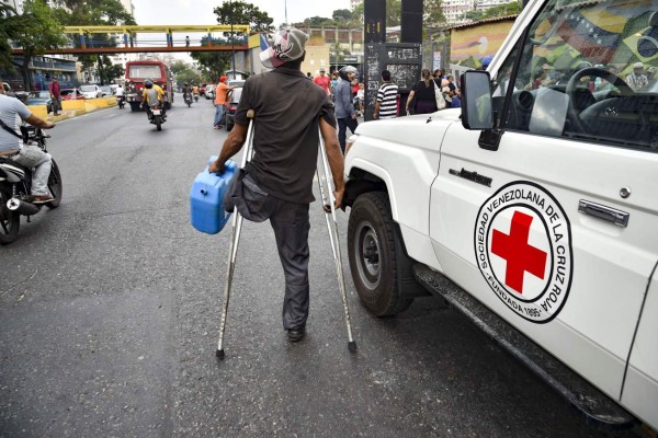 FOTOS: Venezolanos recibieron con largas filas la ayuda humanitaria llevada por la Cruz Roja