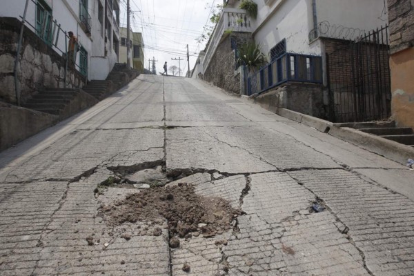 Se hunde calle principal del barrio Las Delicias