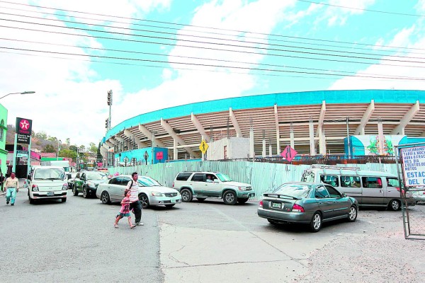Paralizada construcción de obra gris