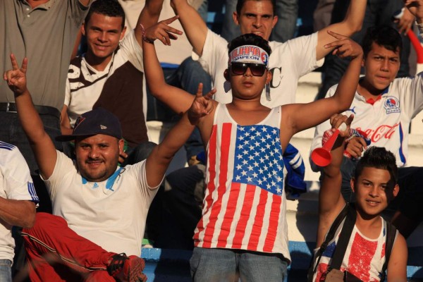 Ambientazo en el Nacional previo al duelo entre Olimpia y Herediano