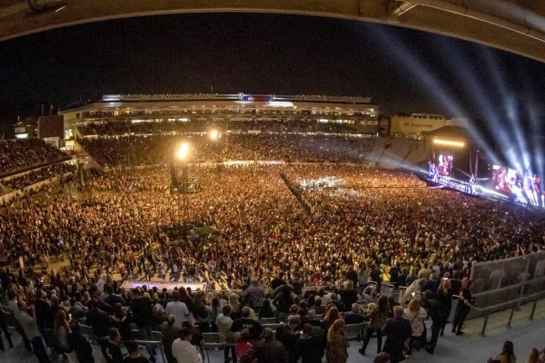 Sin mascarillas ni distanciamiento: el show que aglomeró a 50 mil personas en Nueva Zelanda