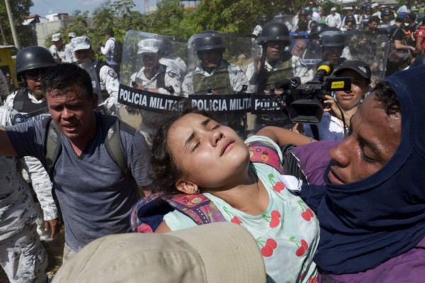 15 fotos impactantes de la caravana migrante recibida con gas lacrimógeno