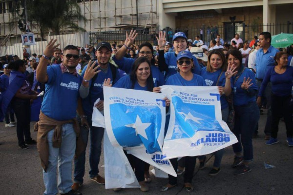 Nacionalistas marchan a favor de Juan Orlando Hernández bajo la consigna 'Victoria Total'