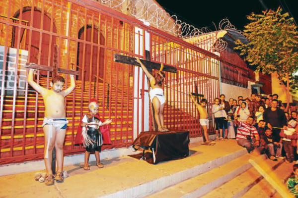 Niños reviven con Vía Crucis la Pasión del Salvador del Mundo