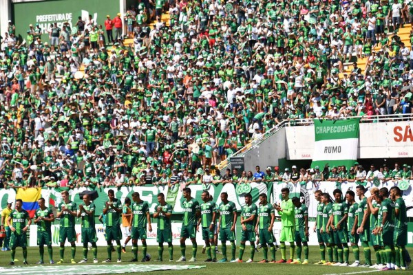 Los tres sobrevivientes del Chapecoense alzan la Copa Sudamericana