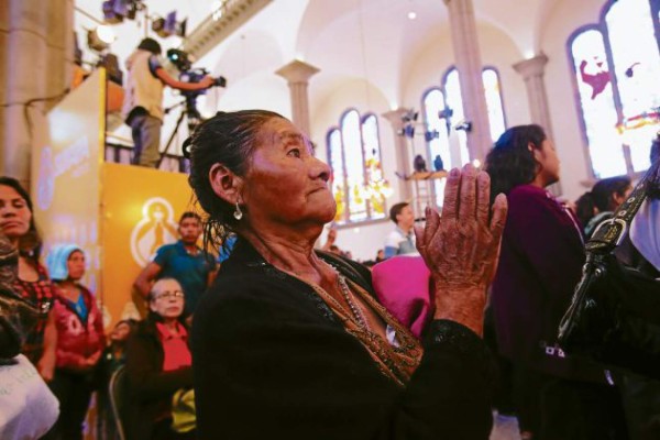 Agradecimiento y fe en el altar de la soberana