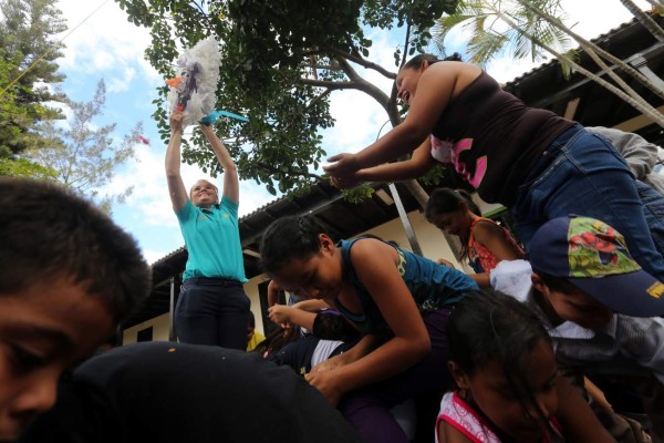 Santa Claus realiza última entrega de juguetes