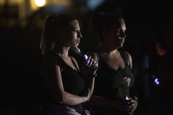 Familiares de desaparecidos en derrumbe de Miami se unen en vigilia y oración (FOTOS)