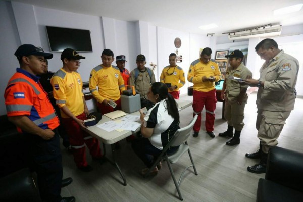 Bomberos y rescatistas de la Copeco integran la delegación que saldrá hacia Ecuador para brindar apoyo a las víctimas del terromoto, foto: Alex Pérez/El Heraldo.