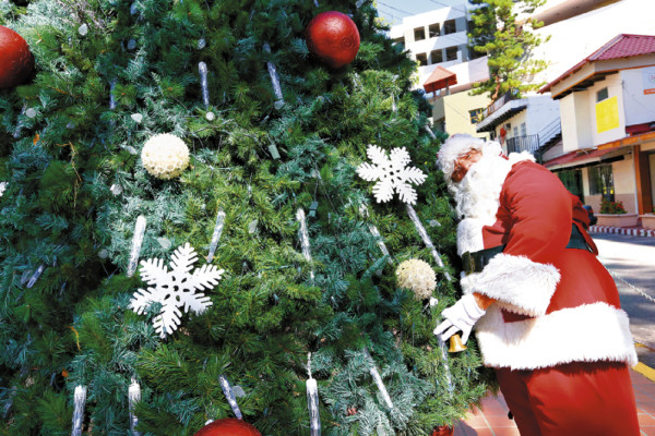 Santa dejó los renos y ahora anda en moto