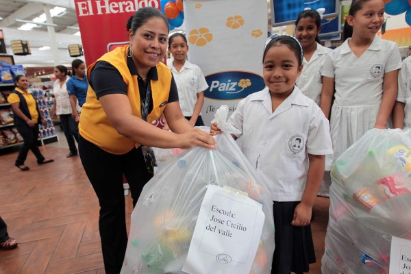 Paiz les da una ayudadita a escuelas amigables