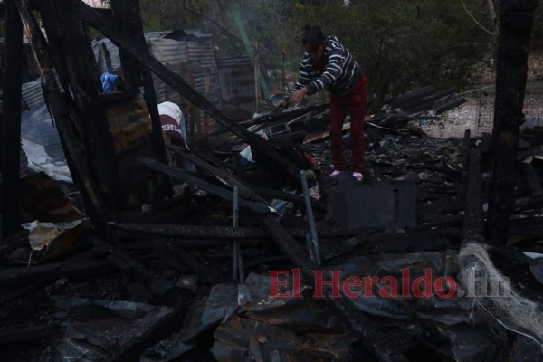 Devastada y desolada, así quedó la zona cero del incendio en el barrio La Bolsa