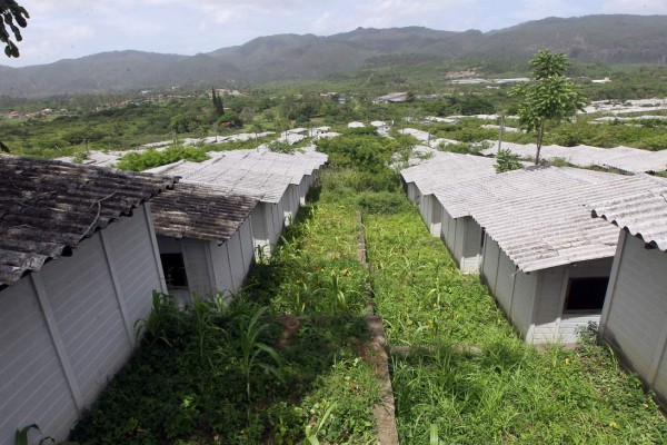 Proyectos fallidos contrastan con alto déficit habitacional