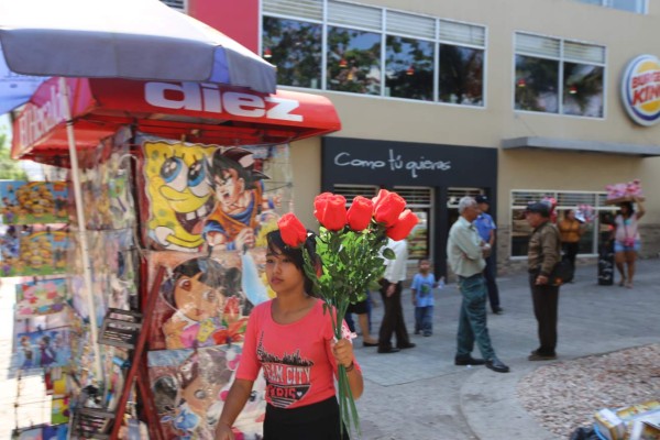 Ambiente festivo en el centro de Tegucigalpa con miras al Día de la Madre