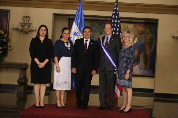 Embajador de Estados Unidos James Nealon es condecorado en Casa de Gobierno