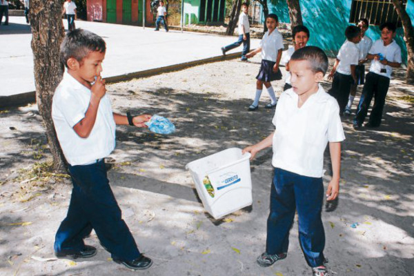 Escolares dan cátedra del manejo de desechos sólidos