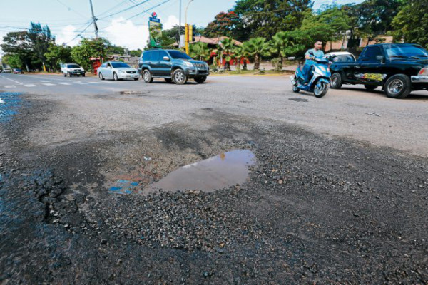 Anillo periférico invadido por enormes cráteres