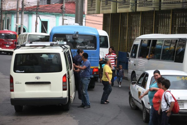 'Rapiditos” ilegales exigen con protesta permiso para operar