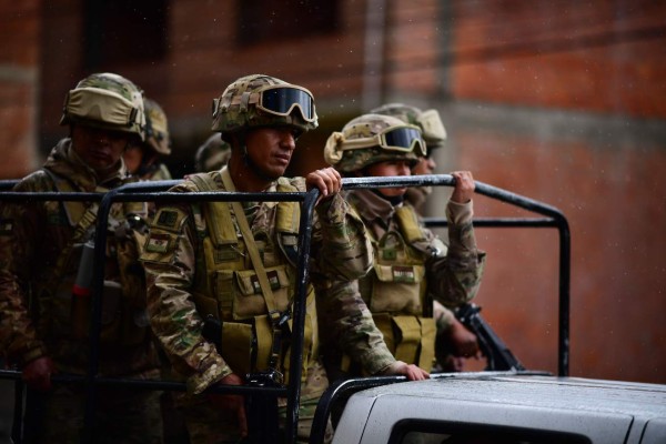 FOTOS: Calles de Bolivia amanecieron militarizadas tras salida de Evo Morales