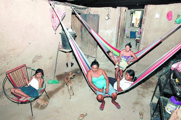 Angustiados padres piden ayuda para menor en estado vegetal