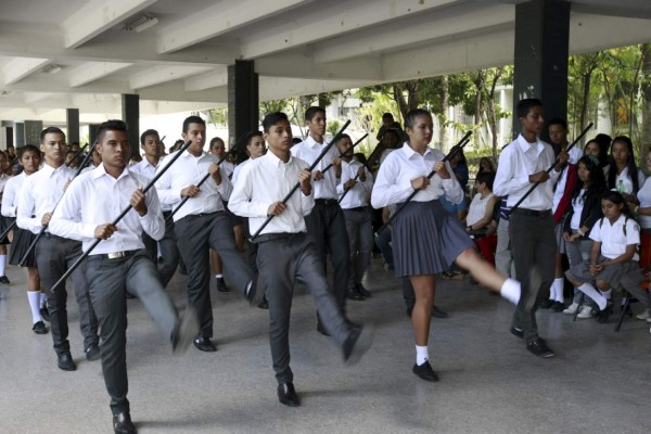 Desfile y música de marimba en el 138 aniversario del Instituto Central
