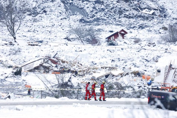 Luto, devastación e incertidumbre: El escenario tras mortífera avalancha en Noruega (FOTOS)