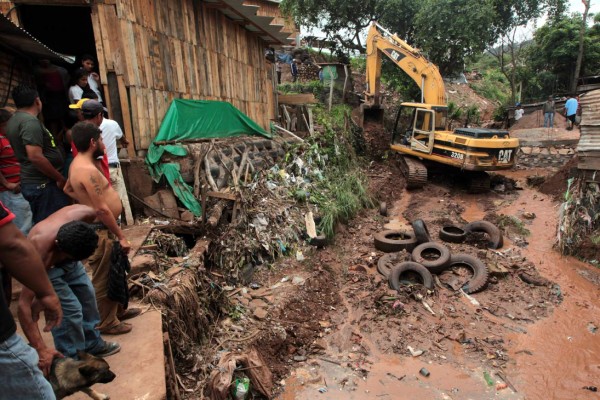 Damnificados piden ayuda para reconstruir sus hogares