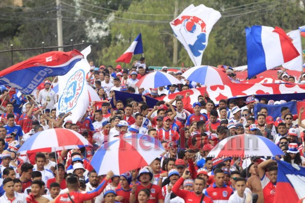 FOTOS: La espectacular llegada de la Ultra Fiel al Nacional