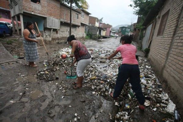 Ocho personas evacuadas por derrumbes e inundaciones