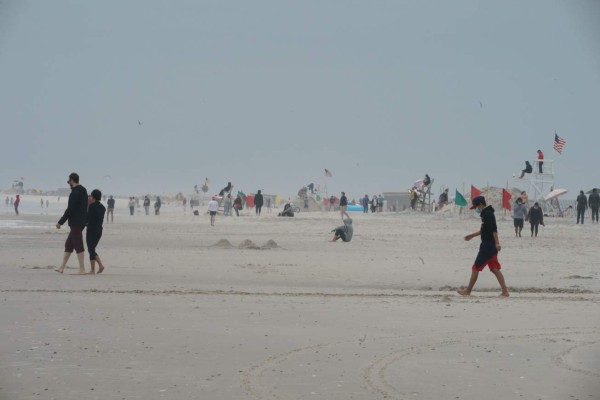 Cansados del encierro miles en el mundo buscan las playas y parques (FOTOS)