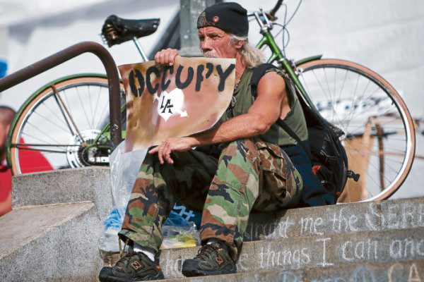 Anti-Wall Street resiste tras desafiar a policías